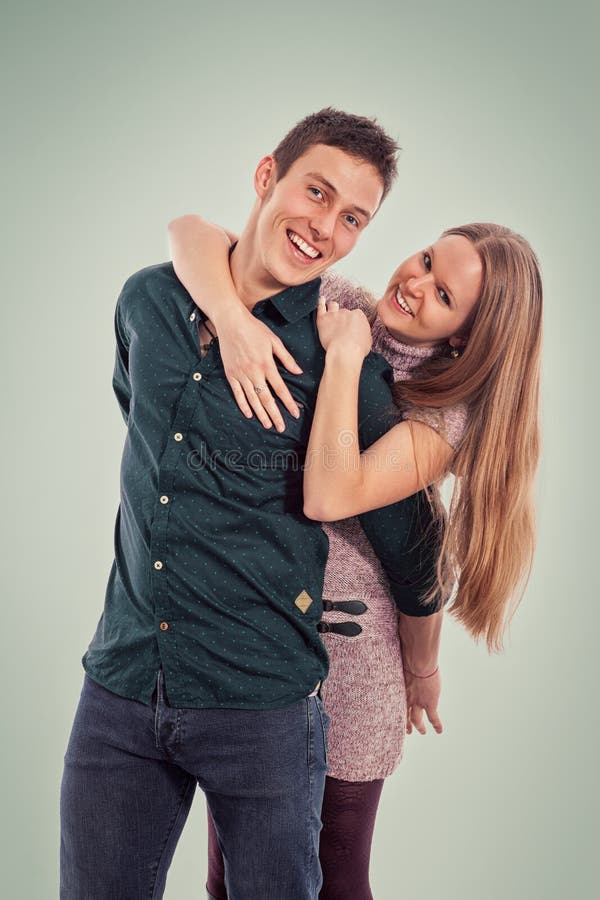 Pares felizes novos imagem de stock royalty free Pares felizes novos imagem de stock royalty free