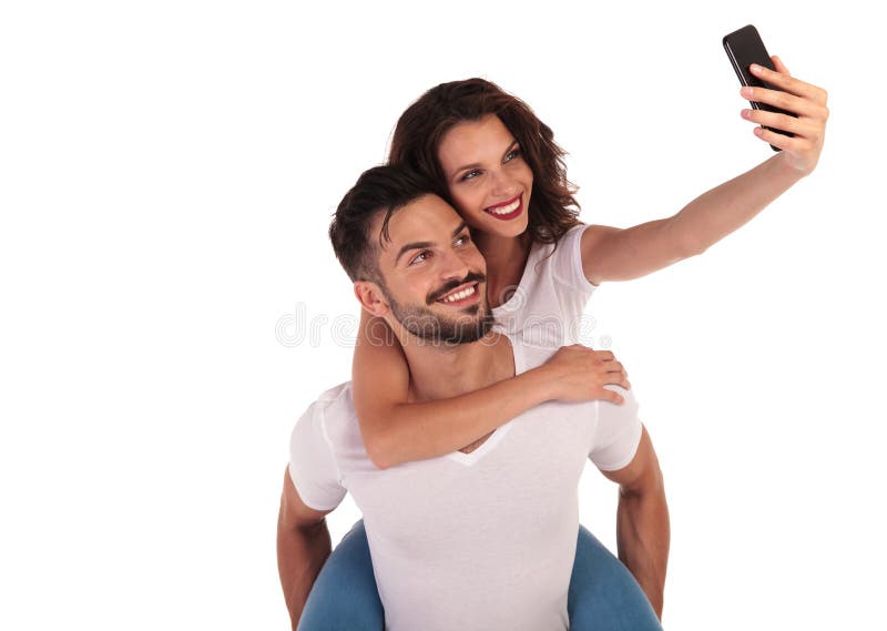 Pares felizes ocasionais que tomam uma imagem do selfie com seu telefone imagem de stock Pares felizes ocasionais que tomam uma imagem do selfie com seu telefone imagem de stock