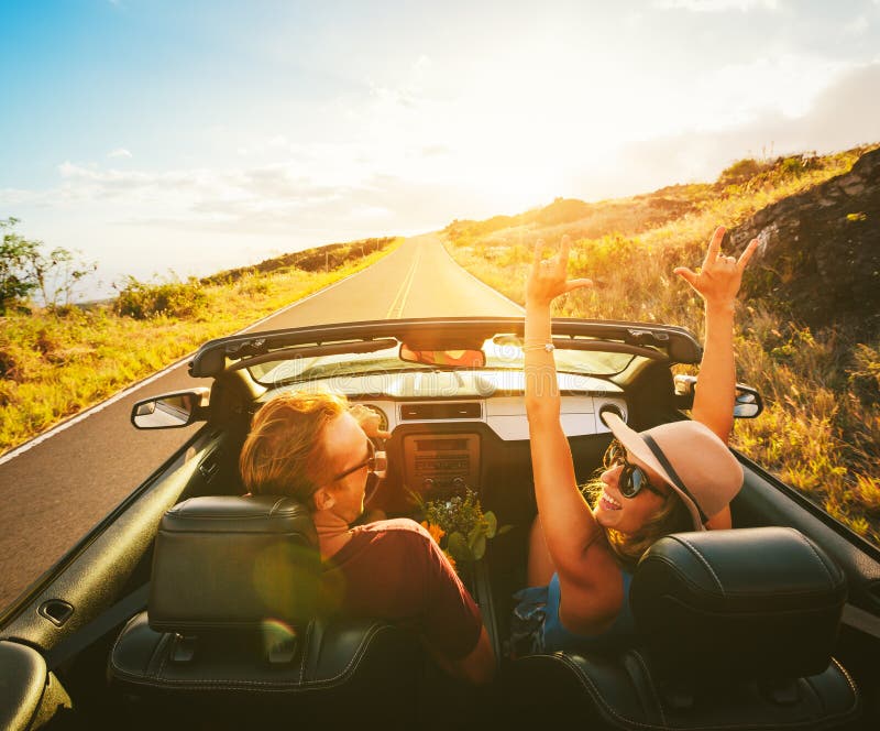 Pares felizes que conduzem no Convertible imagem de stock Pares felizes que conduzem no Convertible imagem de stock