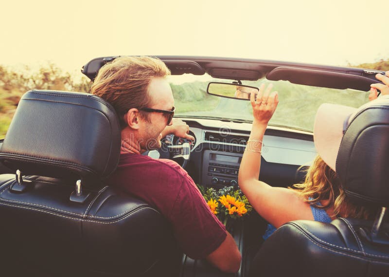 Pares felizes que conduzem no Convertible foto de stock royalty free Pares felizes que conduzem no Convertible foto de stock royalty free
