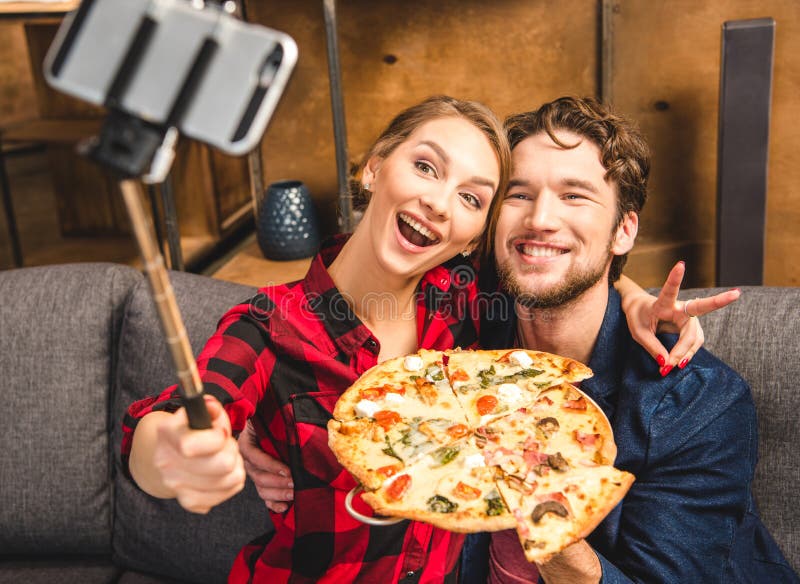 Pares felizes que tomam o selfie fotografia de stock