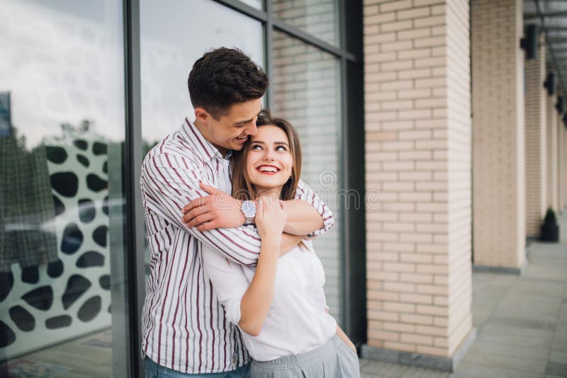 Pares felizes românticos para relaxar e ter o divertimento no balcão em sua casa nova fotografia de stock Pares felizes românticos para relaxar e ter o divertimento no balcão em sua casa nova fotografia de stock