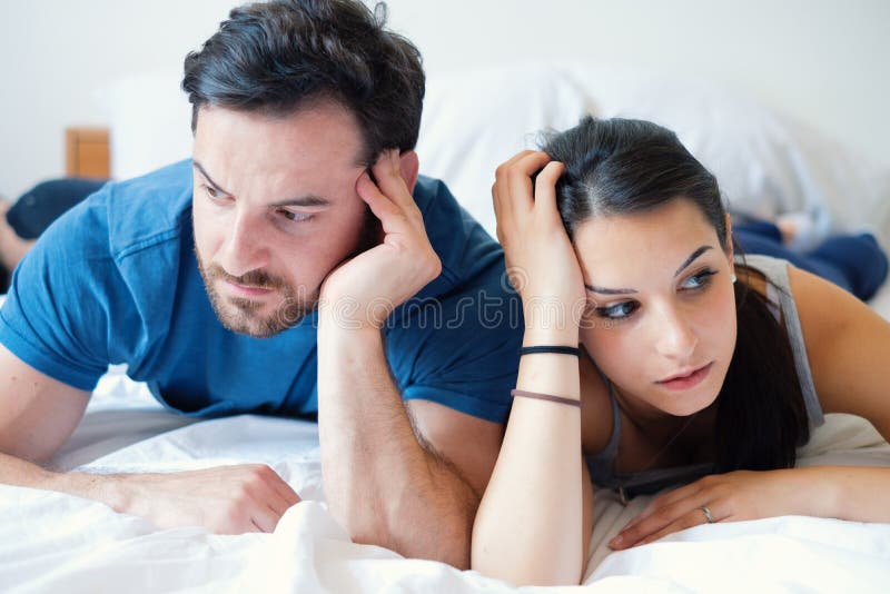 Pares frustrantes com problemas graves na cama imagem de stock Pares frustrantes com problemas graves na cama imagem de stock