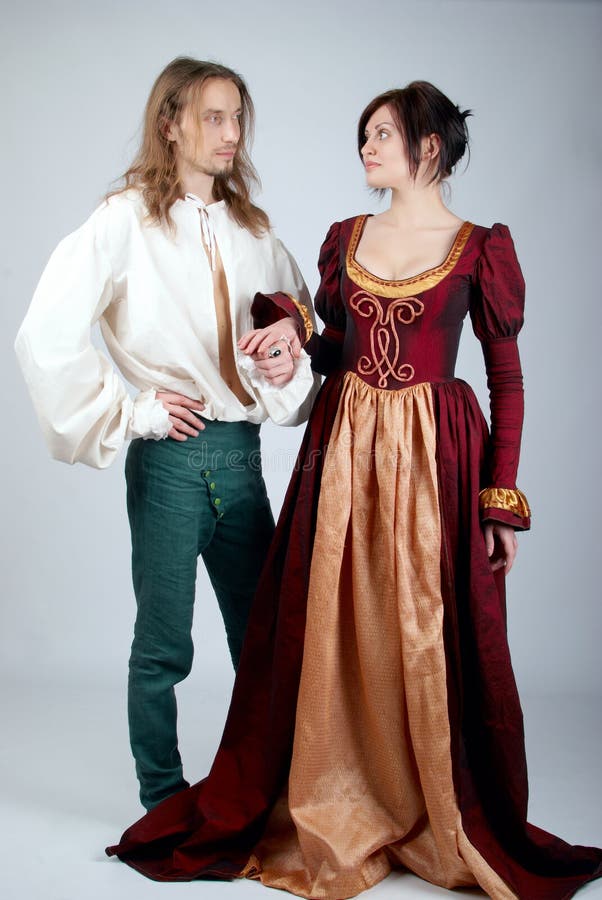Mujer Y Hombre Hermosos De Los Pares En Ropa Medieval Imagen de archivo -  Imagen de elegante, ropas: 114053897