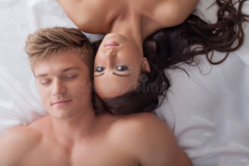 Pares heterosexuales jovenes hermosos en cama
