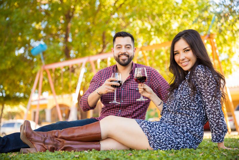 Pares hispánicos que tuestan con el vino fotos de archivo libres de regalías Pares hispánicos que tuestan con el vino fotos de archivo libres de regalías
