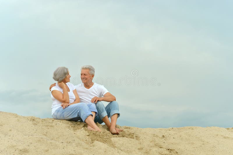 Casal de idosos divertido na praia foto de stock royalty free