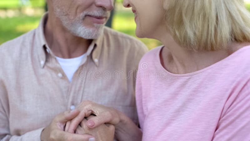 Pares idosos de amor que olham-se, o homem e a mulher guardando as mãos, afeição fotos de stock royalty free Pares idosos de amor que olham-se, o homem e a mulher guardando as mãos, afeição fotos de stock royalty free