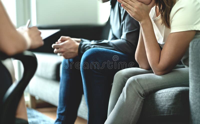 Pares impossíveis e virados na terapia Assistência ou reunião com conselheiro da união ou psicólogo Argument da adoção e disputa fotos de stock Pares impossíveis e virados na terapia Assistência ou reunião com conselheiro da união ou psicólogo Argument da adoção e disputa fotos de stock