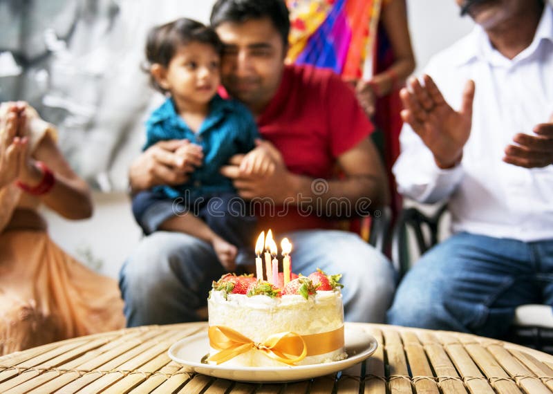 Pares indios que celebran cumpleaños junto foto de archivo libre de regalías Pares indios que celebran cumpleaños junto foto de archivo libre de regalías