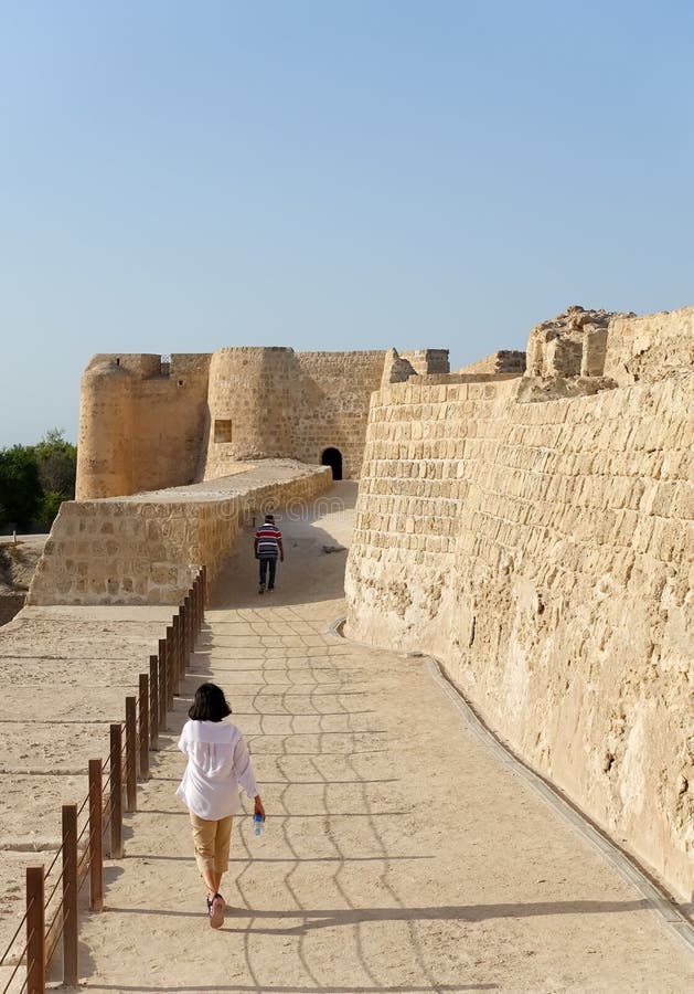 Pares indios que exploran el fuerte de Bahrein fotografía de archivo libre de regalías Pares indios que exploran el fuerte de Bahrein fotografía de archivo libre de regalías