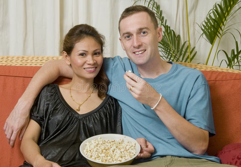 Jovem casal inter-racial fotos de stock