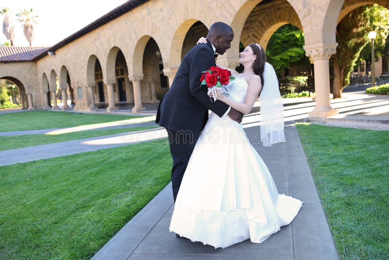 Pares interraciales atractivos de la boda en la iglesia imagen de archivo libre de regalías Pares interraciales atractivos de la boda en la iglesia imagen de archivo libre de regalías