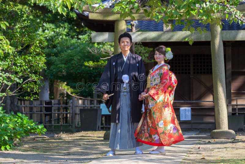 Pares japoneses en vestidos de boda tradicionales fotos de archivo libres de regalías