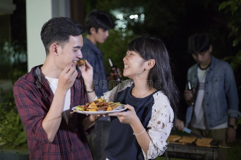 Pares jovenes asiáticos que disfrutan de una cena y de un grupo románticos de frie foto de archivo libre de regalías Pares jovenes asiáticos que disfrutan de una cena y de un grupo románticos de frie foto de archivo libre de regalías