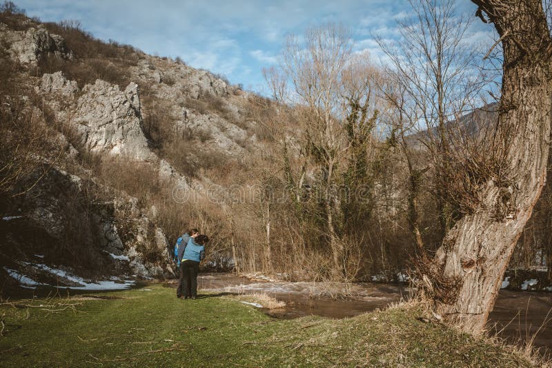 Pares jovenes en el amor que viaja, el caminar, divirtiéndose por el río foto de archivo libre de regalías Pares jovenes en el amor que viaja, el caminar, divirtiéndose por el río foto de archivo libre de regalías