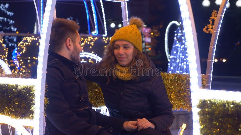 Pares jovenes felices alegres que se divierten en la feria de la Navidad almacen de metraje de vídeo