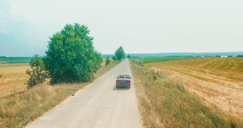 Pares jovenes felices que disfrutan de viaje por carretera almacen de video