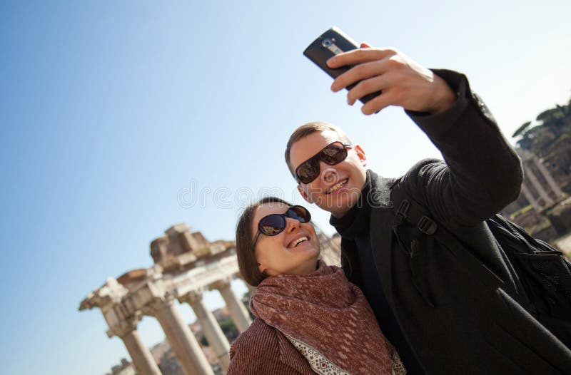 Pares jovenes felices que hacen el selfie foto de archivo Pares jovenes felices que hacen el selfie foto de archivo
