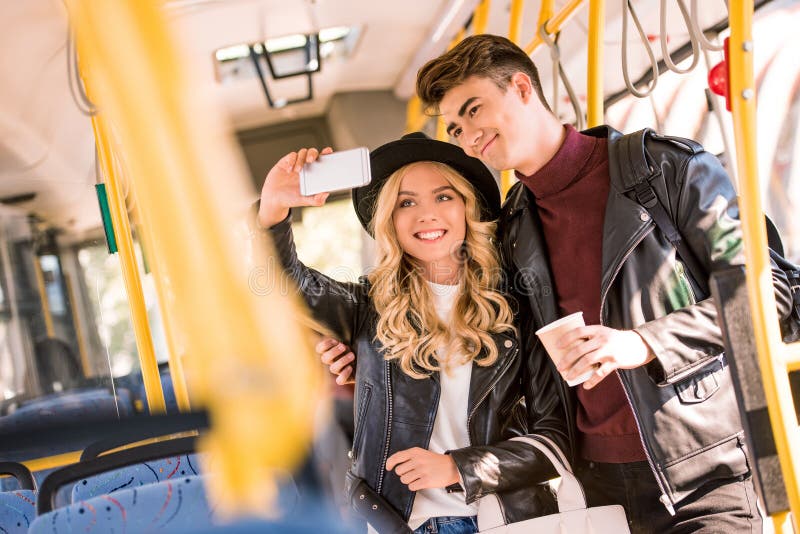 pares jovenes felices que toman el selfie con smartphone fotos de archivo libres de regalías pares jovenes felices que toman el selfie con smartphone fotos de archivo libres de regalías
