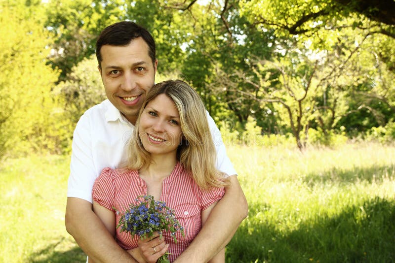 Pares jovenes hermosos en amor en naturaleza imagen de archivo libre de regalías Pares jovenes hermosos en amor en naturaleza imagen de archivo libre de regalías