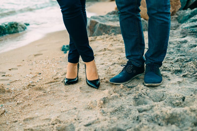 Hermosa pareja joven besándose tiernamente imagenes de archivo