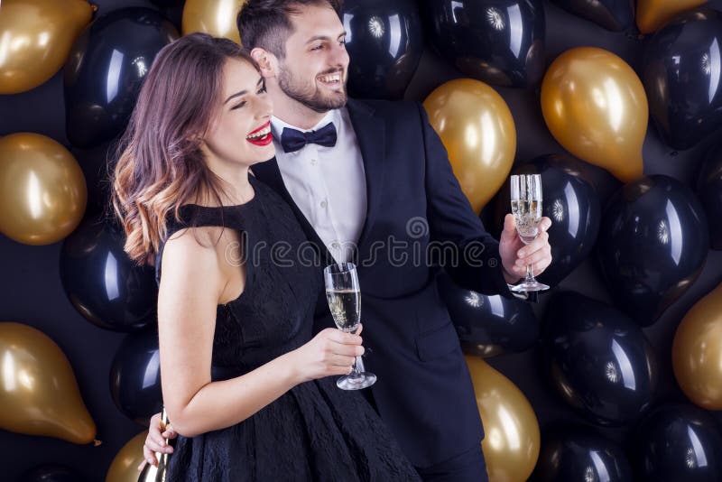 Pares jovenes que celebran un Carnaval, ` s Eve del Año Nuevo fotos de archivo Pares jovenes que celebran un Carnaval, ` s Eve del Año Nuevo fotos de archivo