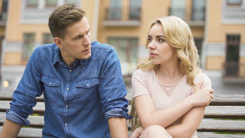 Pares jovenes que tienen problemas en la relación, culpándose por problemas foto de archivo Pares jovenes que tienen problemas en la relación, culpándose por problemas foto de archivo
