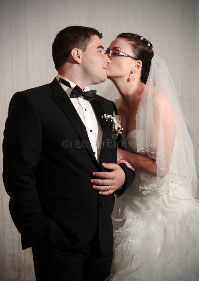 Pares loving do casamento imagem de stock royalty free Pares loving do casamento imagem de stock royalty free