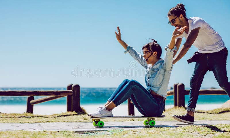 Acople O Jogo De Jogos Do Tiro Ao Visitar Um Parque De Diversões Imagem de  Stock - Imagem de jogar, amor: 41250443