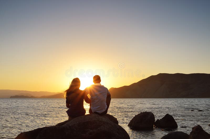 Pares Loving que olham o sol foto de stock Pares Loving que olham o sol foto de stock