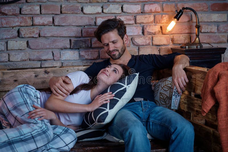 Pares loving que relaxam em casa fotos de stock Pares loving que relaxam em casa fotos de stock