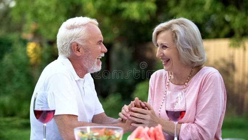 Pares mayores de risa que se divierten durante la cena, emociones positivas, felicidad fotografía de archivo libre de regalías Pares mayores de risa que se divierten durante la cena, emociones positivas, felicidad fotografía de archivo libre de regalías