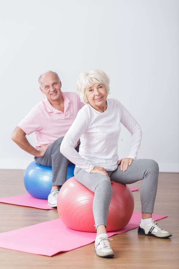 Hombre Apto Con El Bolso Del Gimnasio Imagen de archivo - Imagen de  deportivo, muscular: 60206557