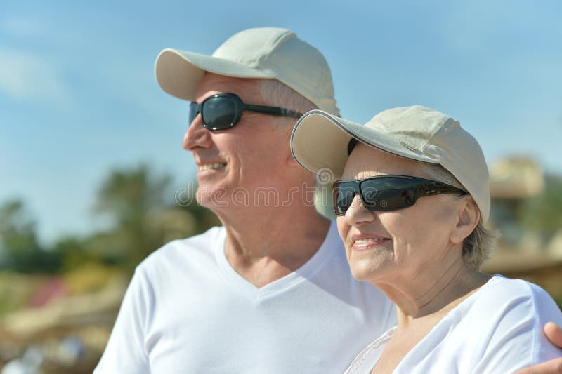Pares mayores en el mar en gafas de sol foto de archivo libre de regalías Pares mayores en el mar en gafas de sol foto de archivo libre de regalías