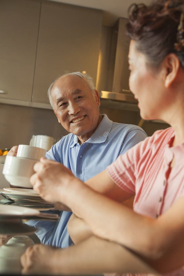 Pares mayores que comparten té imagen de archivo libre de regalías