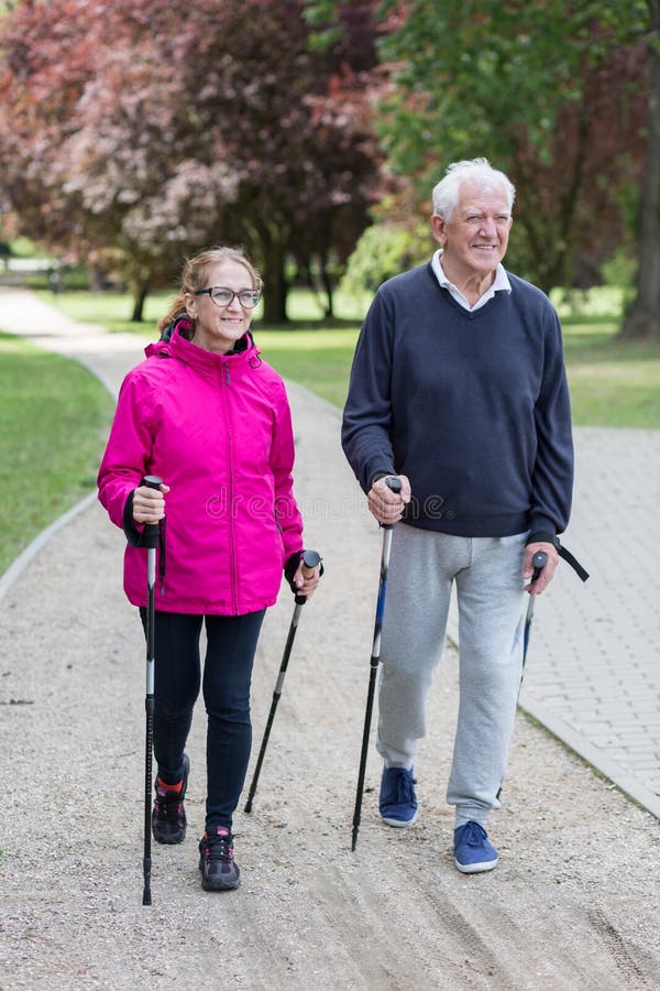 Pares mayores que hacen caminar del nordic foto de archivo libre de regalías Pares mayores que hacen caminar del nordic foto de archivo libre de regalías