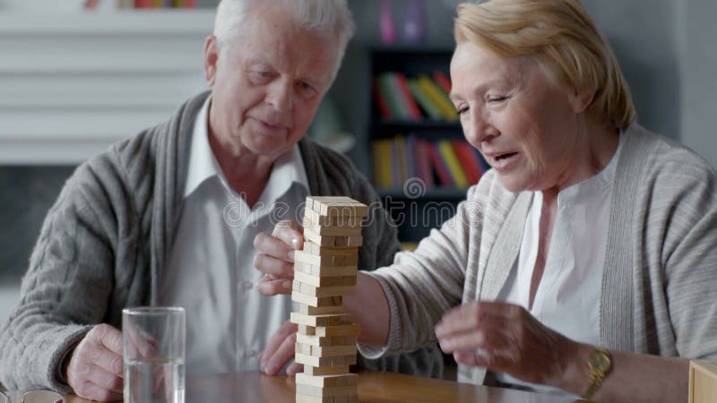 Pares mayores que juegan a los juegos de mesa