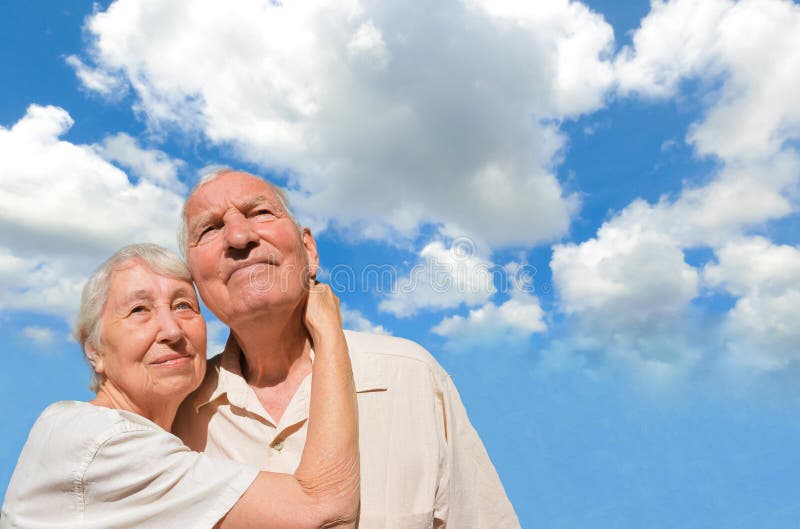 Pares mayores que miran en un cielo azul imágenes de archivo libres de regalías Pares mayores que miran en un cielo azul imágenes de archivo libres de regalías