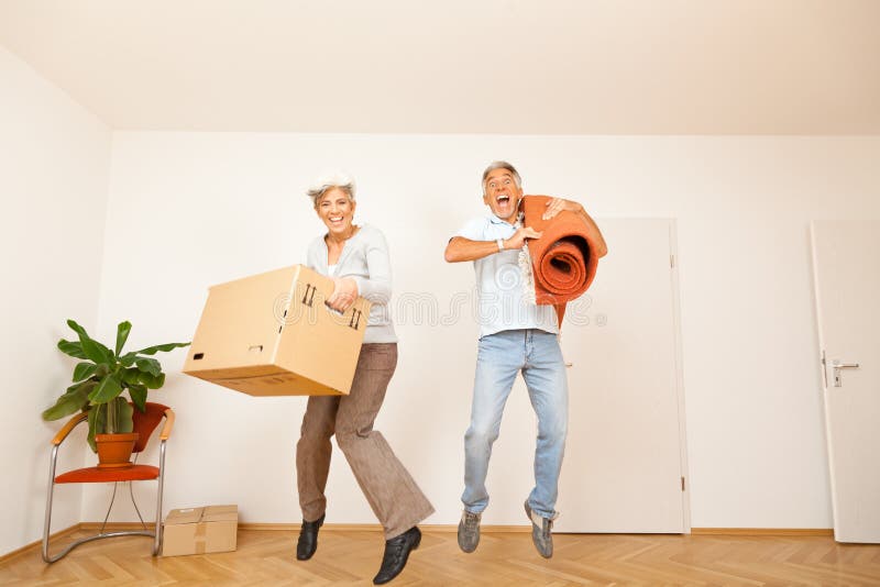Pares mayores que se trasladan a un nuevo apartamento fotos de archivo libres de regalías Pares mayores que se trasladan a un nuevo apartamento fotos de archivo libres de regalías