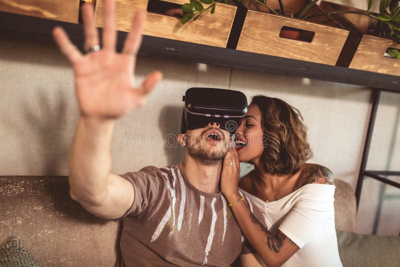 Pares modernos usando los vidrios de VR foto de archivo libre de regalías Pares modernos usando los vidrios de VR foto de archivo libre de regalías