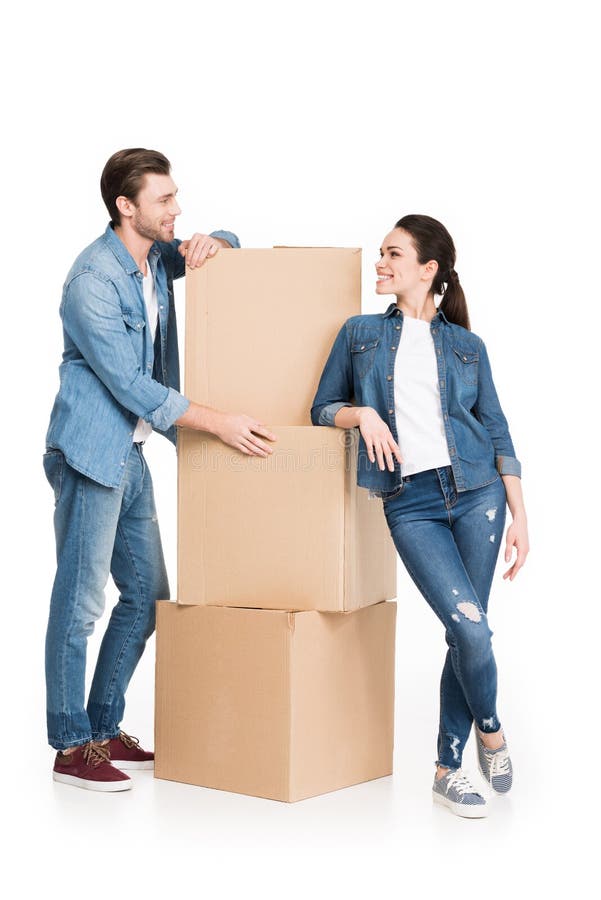 Jovem casal em mudança com caixas de cartão imagem de stock royalty free