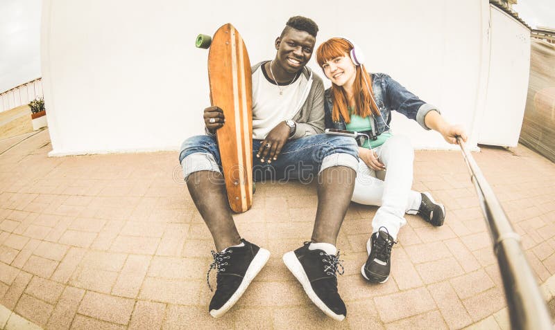 Pares multirraciales en el amor que toma el selfie que se divierte junto fotografía de archivo libre de regalías Pares multirraciales en el amor que toma el selfie que se divierte junto fotografía de archivo libre de regalías