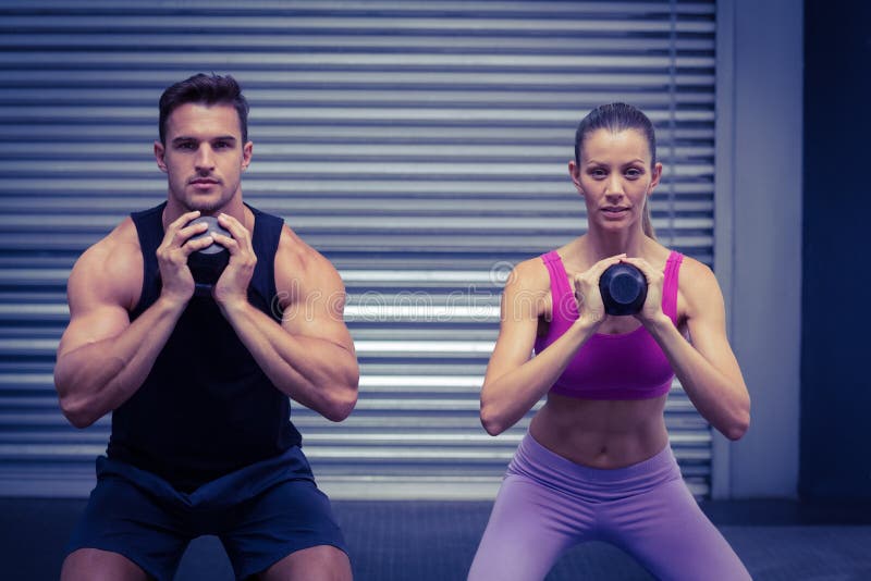 Pares musculares que exercitam com kettlebells imagens de stock Pares musculares que exercitam com kettlebells imagens de stock