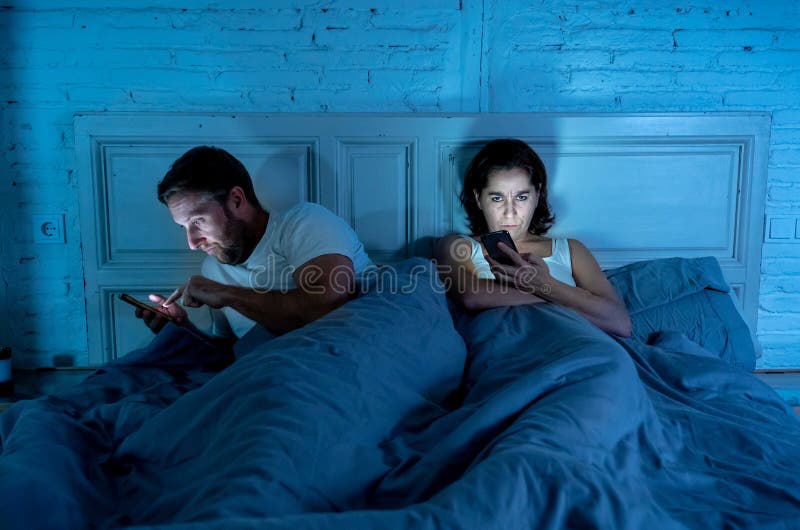 Pares na cama que tem os problemas de comunica??o do relacionamento que sofrem do apego m?vel do Internet fotos de stock Pares na cama que tem os problemas de comunica??o do relacionamento que sofrem do apego m?vel do Internet fotos de stock