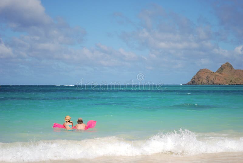 Casal em jangada foto de stock royalty free