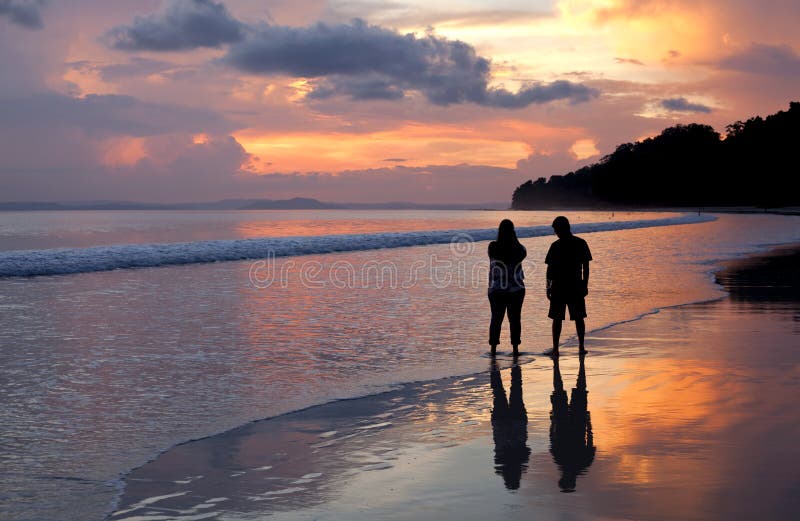 Casal na praia fotos de stock