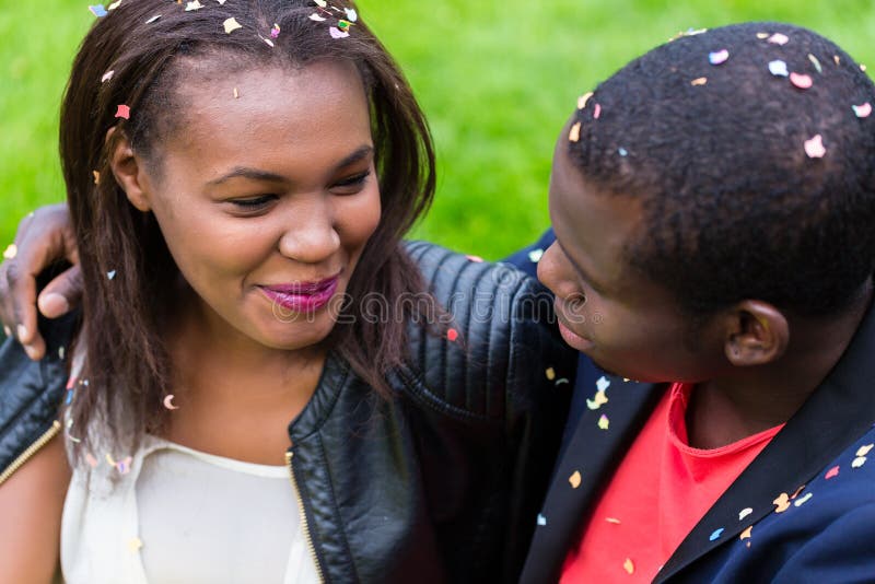 Pares negros, mujer y hombre, sonriendo en uno a, imagenes de archivo Pares negros, mujer y hombre, sonriendo en uno a, imagenes de archivo