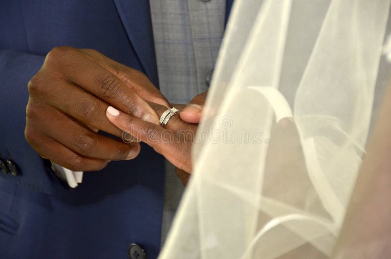 Pares negros que intercambian los anillos de bodas imágenes de archivo libres de regalías