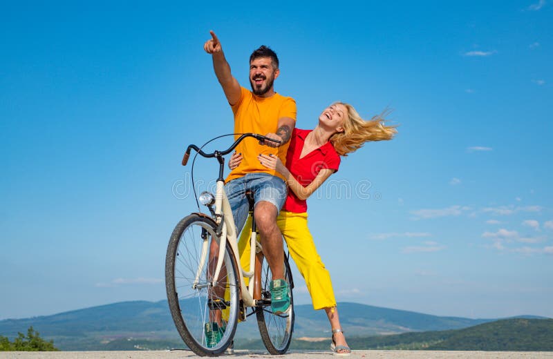 Pares no amor que monta uma bicicleta Adolescentes bonitos do amigo dos pares relacionamento Durante f?rias das f?rias de ver?o n imagens de stock royalty free Pares no amor que monta uma bicicleta Adolescentes bonitos do amigo dos pares relacionamento Durante f?rias das f?rias de ver?o n imagens de stock royalty free